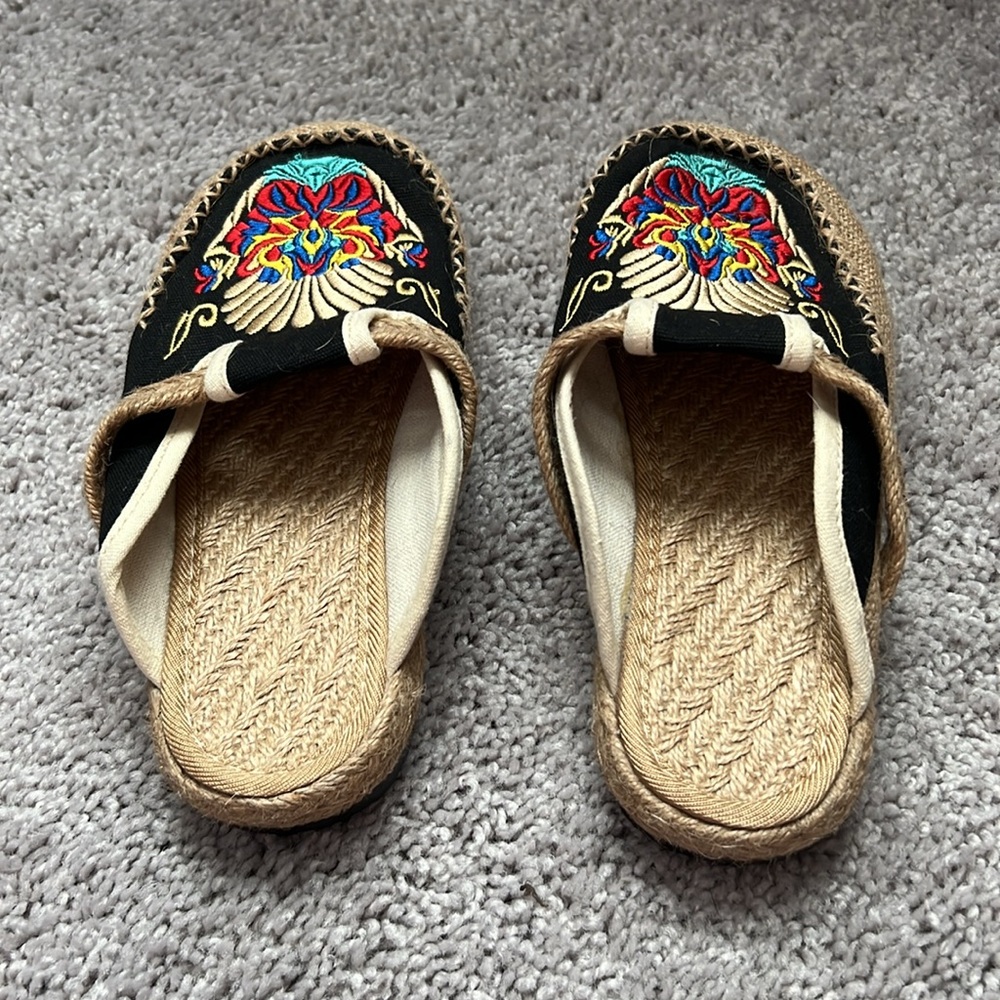 NWOT Embroidered Basket Weave Slip On Mule - Size 6 - Picture 3 of 5